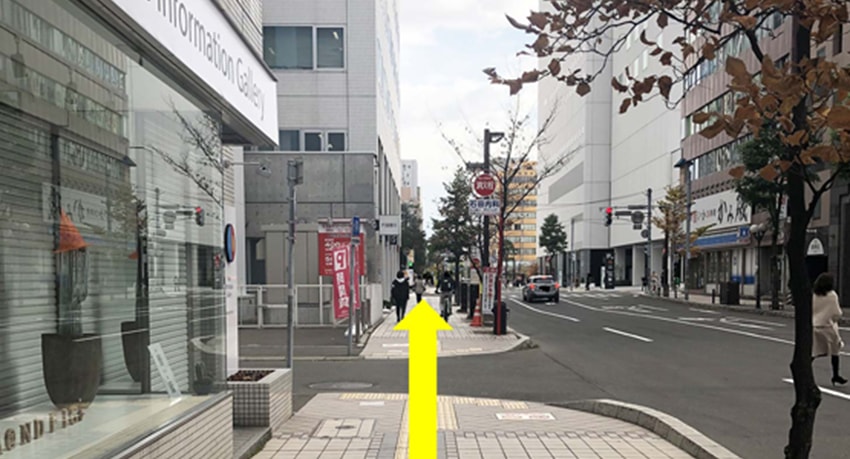 ④信号を渡り、最初の角を左に曲がってください
